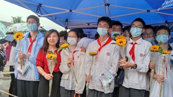 “摆渡人”为远航的学生写满贺卡｜2023中考加油