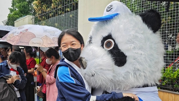 中考结束，老师化身熊猫大侠送上爱的抱抱