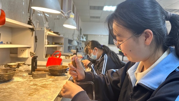  3年前她去中职学首饰设计 毕业季获大学生首饰设计比赛金奖 | 学堂有名堂