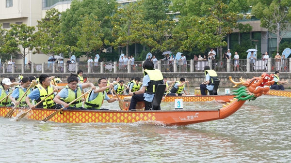 青浦高级中学班班有龙舟队、人人会划龙舟