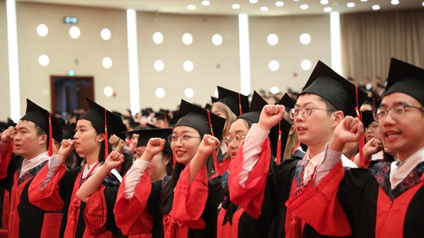 肩担白衣责任再启程 上海交大医学院2023届毕业典礼举行