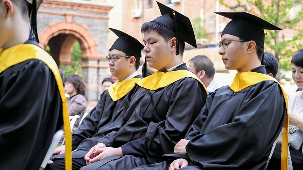 康德双语实验学校毕业典礼：一所好的学校不能只看顶尖而要看整体
