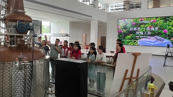 在浦东，小学生研学活动从玫瑰花香中做文章