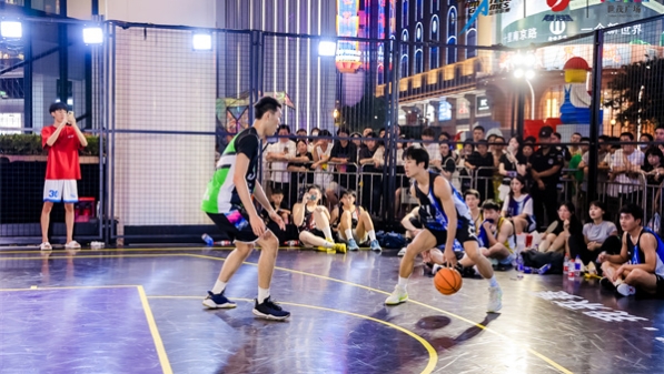 最新潮的男子2v2篮球比赛，就在南京路步行街