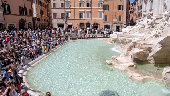 男子在罗马许愿池“钓”硬币被判刑