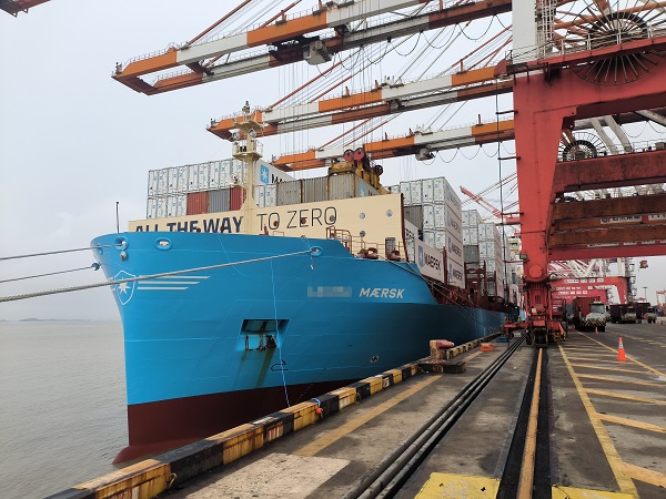 全球首艘双燃料甲醇动力集装箱船首航洋山港