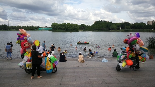 2023夏令热线 | 野泳客无视禁令贸然下水 申城部分河湖成露天泳池