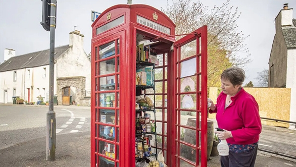 英国抢救文化遗产  1英镑可“领养”红色电话亭