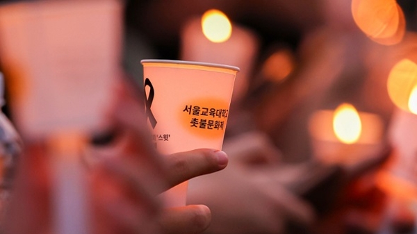 24岁小学教师自杀，韩数万教师集会抗议家长“霸凌”