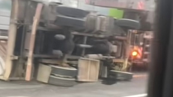 外环高速：货车侧翻，黄沙覆地