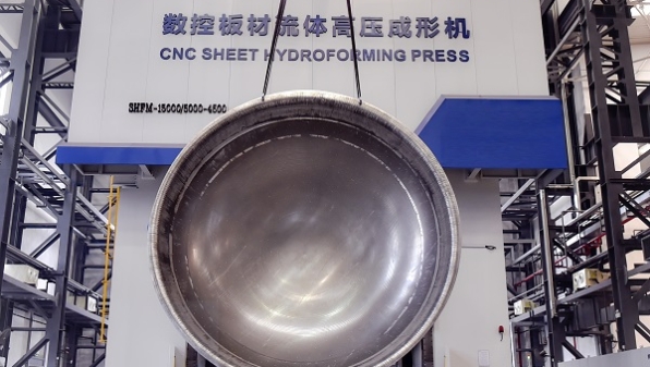 铸就火箭上的“皇冠” 上海航天整体箱底第100件产品下线