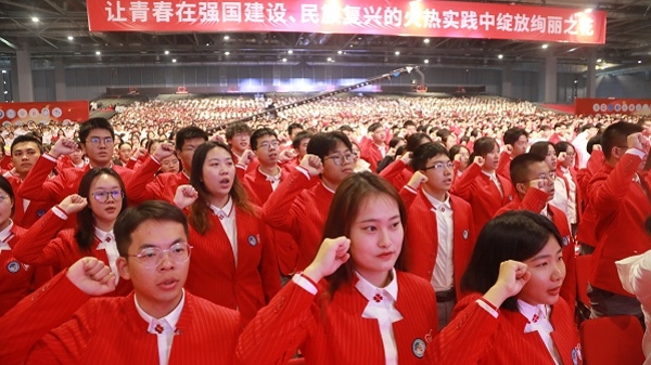“我们的脸庞，就是未来中国最美的模样！”5725名第六届进博会“小叶子”宣誓上岗
