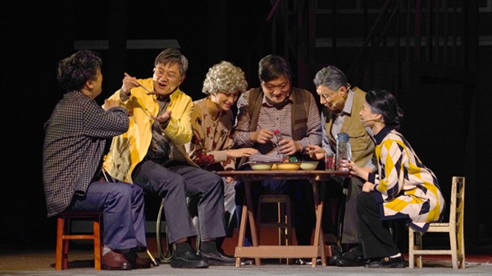 记录上海工人新村诞生这70年，话剧《暖·光》在工人新村环绕的剧场首演