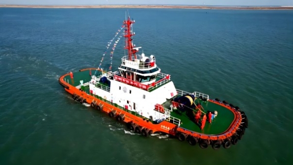 中国船舶集团自主研发设计关键核心系统配套  全球最大马力纯电拖轮交付使用