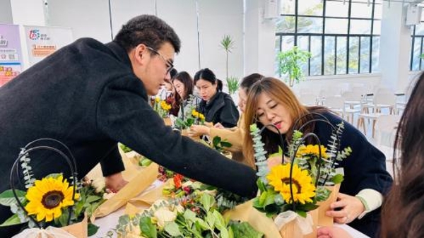 学习花艺拓宽求职之路 瑞金二路街道为青年送上职业体验活动