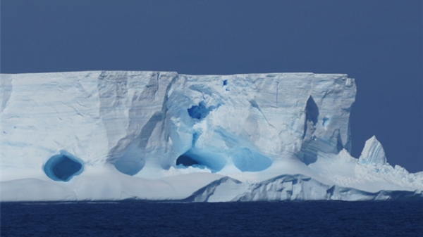 世界最大冰山加速漂离