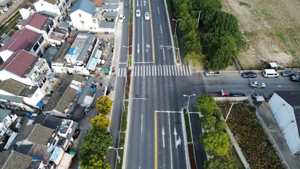 闵行南部这条道路完成大修，道路整洁街景靓丽