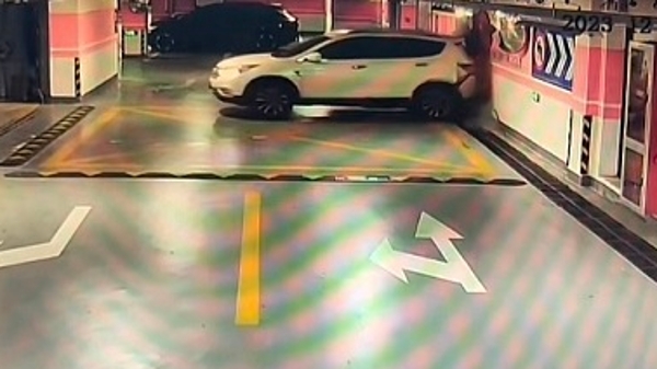 浦三路一小区突发惊险一幕：SUV“滑坡”撞上车库墙面