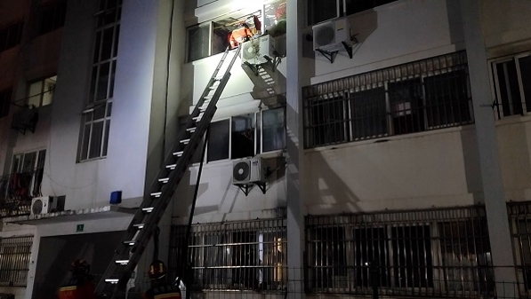 幼童不慎将自己反锁屋内 消防架梯救援