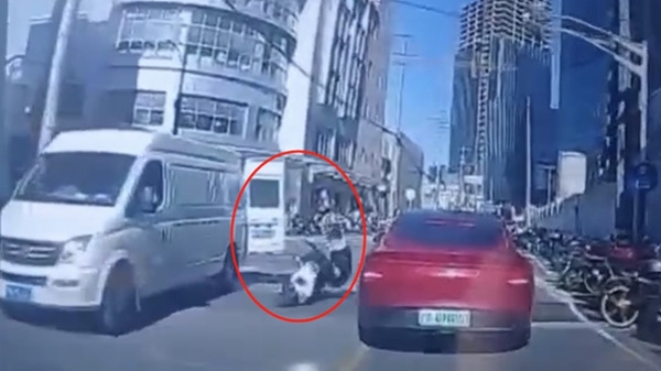 山西北路七浦路路口发生惊险一幕：面包车后门打开撞倒骑车男子