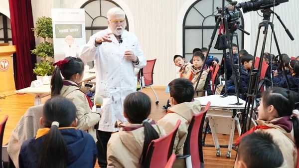 给小学生上堂“化学课” 戴伟博士在静安一中心小学的科普讲座“沸腾了”
