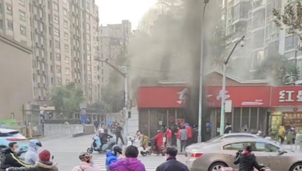 龙茗路上烧烤店发生火灾 幸无人员伤亡