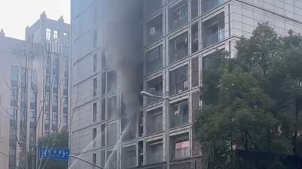 今天下午国霞路民府路一建筑起火 幸无人员伤亡
