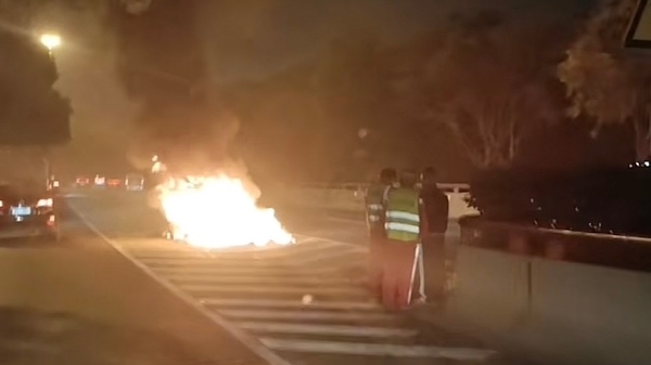 深夜外环：汽车被大火吞噬，烧成空壳
