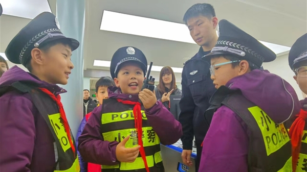 今天，他们穿上“迷你警服”，零距离体验“警察蓝”的甘苦