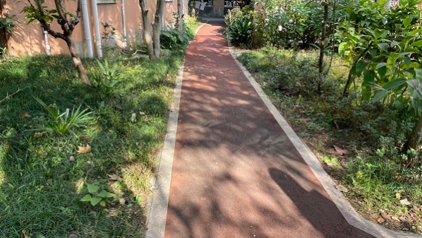 老步道长青苔湿滑，场地改造步道焕发新面貌