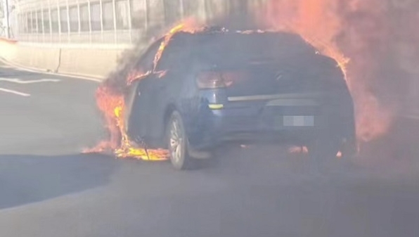 崧泽高架轿车突发起火 所幸事故中无人员伤亡