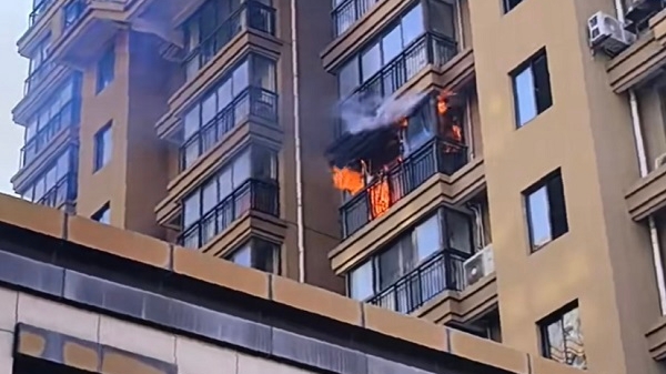 闵行一居民区发生火灾 窗玻璃掉下楼