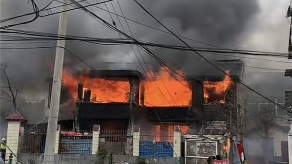 浦东新区罗山路一民宅发生火灾 所幸未有人员伤亡
