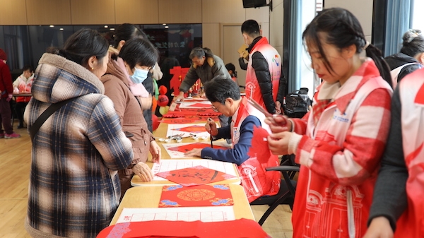 年货集市、喜庆春联、民俗大戏……金山石化街道春节文化嘉年华红红火火