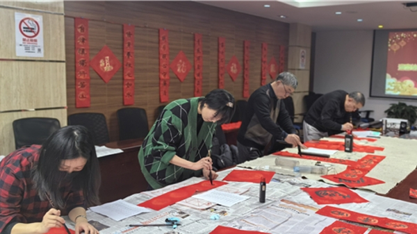 清风润心田 凉城新村街道开展书写“廉政清风”春联活动