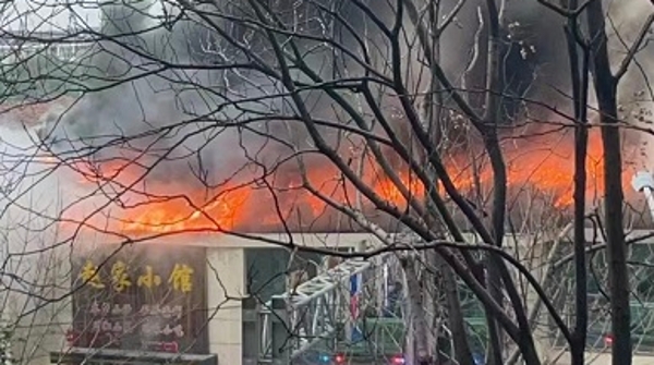 今晨宝山一店面起火，火势凶猛