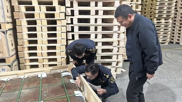 宝山车用动力锂电池木质包装箱走通出口通道