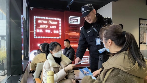 守好门、畅通路、点亮窗……宝山警方便民警务增年味保安全