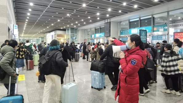 铁路上海站今迎春运返程客流最高峰 三大站候车室24小时开放