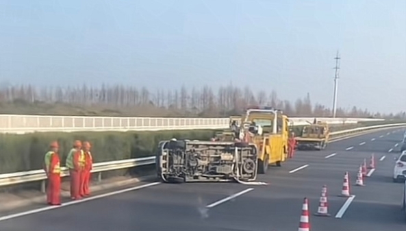 G40沪陕高速一面包车侧翻 幸无人员伤亡