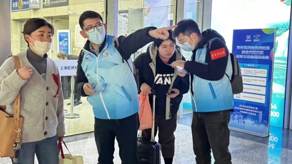 这个春运，570名“蓝马甲”活跃在虹桥火车站，服务南来北往客