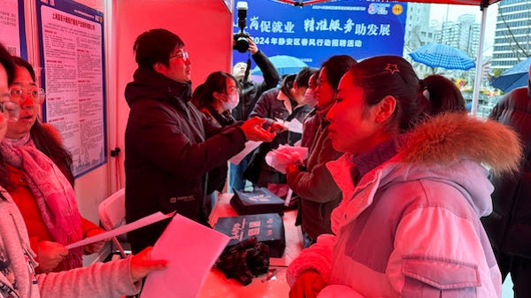 刚下车就来应聘！上海火车站今天这场“春风行动”招聘会“火了”