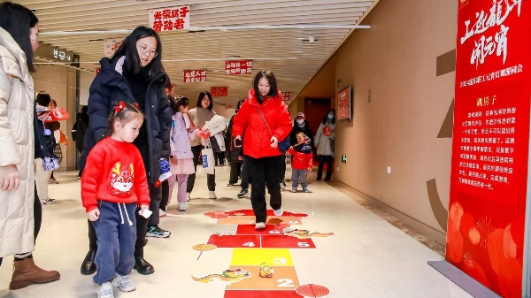 做花灯、插发簪、捏面人……浦东职工花样闹元宵