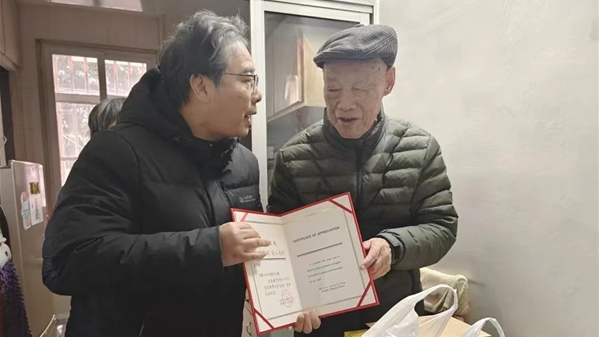 《新民晚报》102岁老读者捐赠10万元做善事助他人
