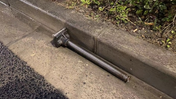 50厘米金属螺旋杆掉落路面 过路热心司机及时挪走异物
