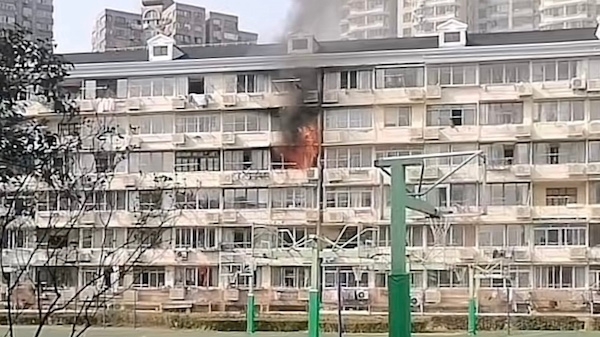 徐汇一居民楼昨发生火灾