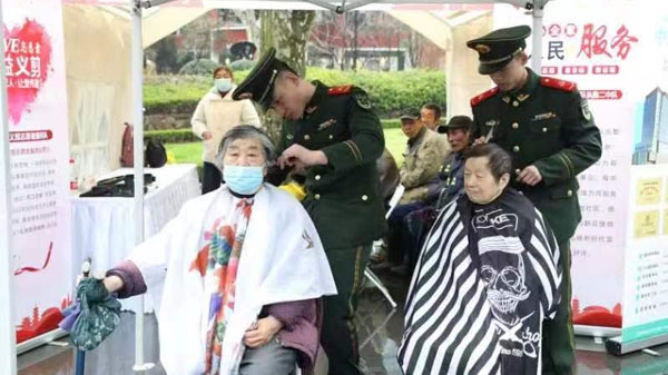 是志愿服务集市也是知识课堂，这场学雷锋志愿者服务活动内容丰富