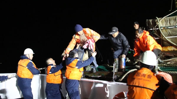 中国海警局直属第一局紧急救助受伤渔民