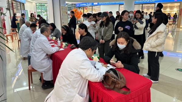 “戎爱东方”军休老班长志愿服务队开展义诊活动和健康咨询，为楼宇白领送去贴心服务