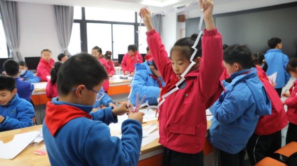 一起去“撬动地球”当“AI先驱”！徐汇区为中小学校送上科学“加餐”